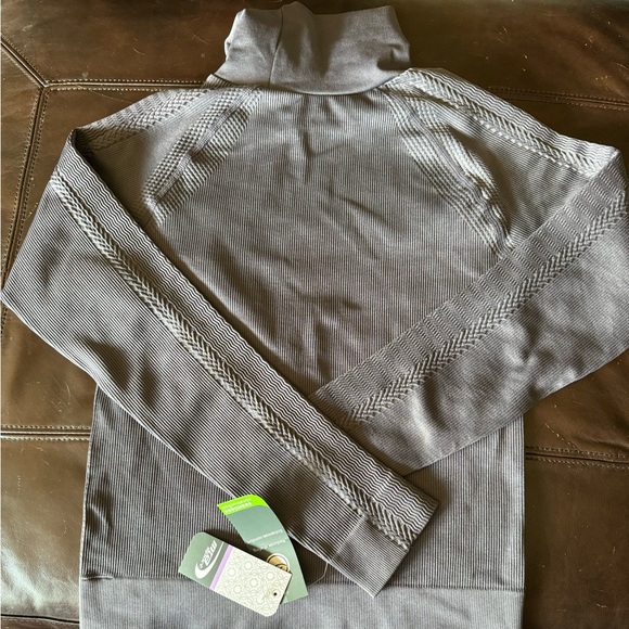 NEW WITH TAGS WOMENS MTA TOP LARGE - Picture 2 of 7